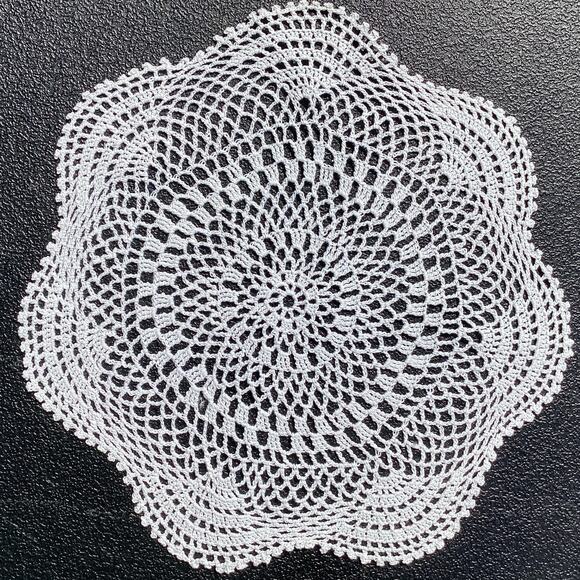 Vintage Handmade Ivory/White Crochet Lace Doily Centerpiece Decor 11" Round - Picture 6 of 6